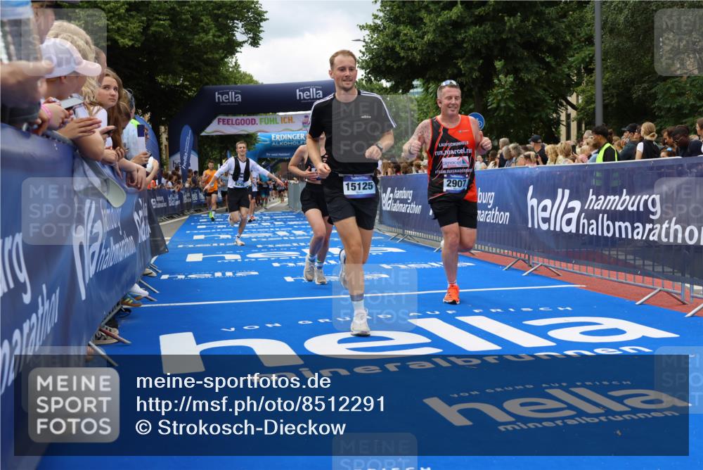 29.06.2025 - hella hamburg halbmarathon Strokosch-Dieckow http://msf.ph/oto/8512291 29.06.2025 10:58:09 Ziel 1563, 1611, 2907, 4319, 4426, 4592, 6104, 6892, 8290, 9230, 10408, 13666, 14631, 15125, 15189, 18068 meine-sportfotos.de