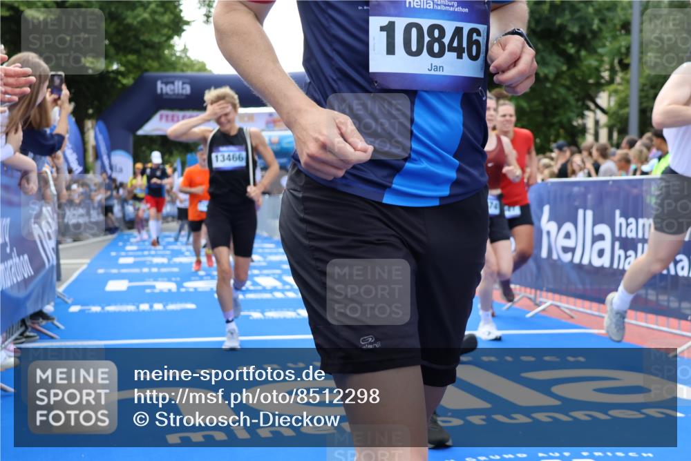 29.06.2025 - hella hamburg halbmarathon Strokosch-Dieckow http://msf.ph/oto/8512298 29.06.2025 11:42:58 Ziel 1196, 1253, 2042, 2693, 2888, 3306, 5703, 5713, 6098, 7020, 7506, 7647, 7661, 8995, 9495, 10104, 10315, 10474, 10835, 10845, 10846, 11320, 11882, 11980, 12722, 13466, 13783, 14058, 15685, 16352, 17445, 18054, 18656 meine-sportfotos.de