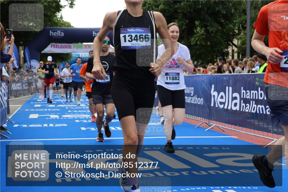 29.06.2025 - hella hamburg halbmarathon Strokosch-Dieckow http://msf.ph/oto/8512377 29.06.2025 11:42:59 Ziel 1196, 1253, 2042, 2693, 2888, 3306, 5703, 6098, 7020, 7506, 7647, 7661, 8995, 9495, 10104, 10315, 10474, 10835, 10845, 10846, 11320, 11882, 11980, 12364, 12722, 13466, 13783, 14058, 14725, 15685, 16352, 17445, 18054, 18656 meine-sportfotos.de