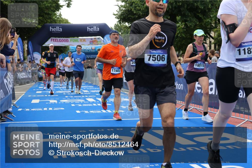 29.06.2025 - hella hamburg halbmarathon Strokosch-Dieckow http://msf.ph/oto/8512464 29.06.2025 11:43:00 Ziel 1196, 2042, 2693, 2888, 3306, 5703, 6098, 7020, 7506, 7647, 8995, 9495, 10104, 10315, 10474, 10845, 10846, 11320, 11882, 11980, 12364, 13466, 13783, 14058, 14725, 16352, 17445, 18054, 18656 meine-sportfotos.de