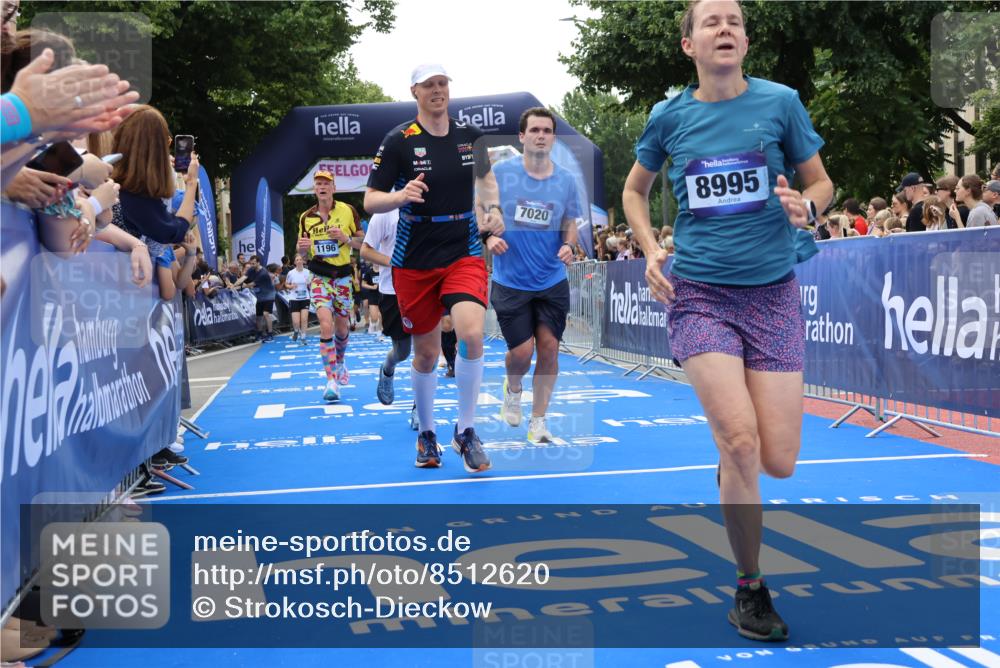 29.06.2025 - hella hamburg halbmarathon Strokosch-Dieckow http://msf.ph/oto/8512620 29.06.2025 11:43:02 Ziel 1196, 2042, 2693, 3306, 5703, 6098, 7020, 7506, 7647, 8995, 9495, 10315, 10474, 10696, 10845, 10846, 11320, 11882, 11980, 12364, 13466, 14058, 14725, 16352, 17155, 17445, 18054 meine-sportfotos.de