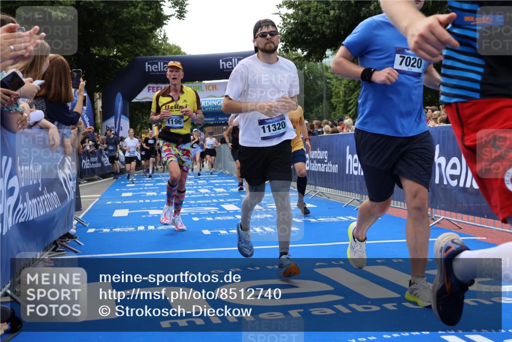 29.06.2025 - hella hamburg halbmarathon Strokosch-Dieckow http://msf.ph/oto/8512740 29.06.2025 11:43:03 Ziel 1196, 2042, 2693, 3306, 5703, 7020, 7506, 7647, 8995, 10315, 10474, 10696, 10845, 10846, 11320, 11882, 11980, 12364, 13466, 14058, 14249, 14725, 16352, 17155, 17445, 18054, 18568 meine-sportfotos.de