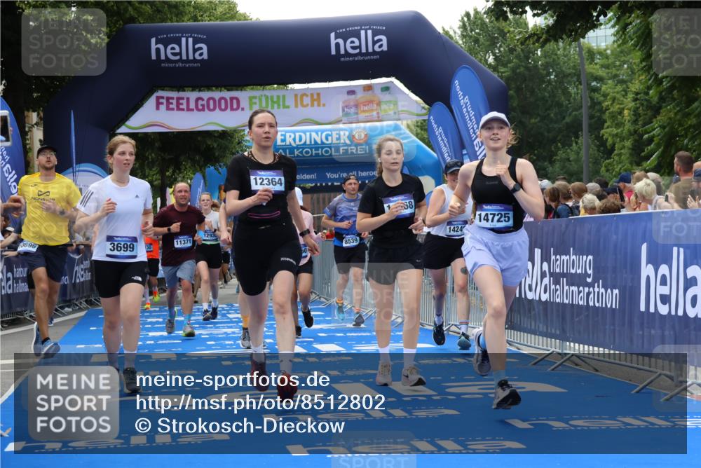 29.06.2025 - hella hamburg halbmarathon Strokosch-Dieckow http://msf.ph/oto/8512802 29.06.2025 11:43:07 Ziel 1196, 2042, 2693, 3306, 3699, 5913, 7020, 7199, 8539, 10696, 11320, 11371, 11882, 12364, 12935, 14058, 14096, 14249, 14516, 14517, 14725, 16860, 17102, 17155, 17445, 18568 meine-sportfotos.de