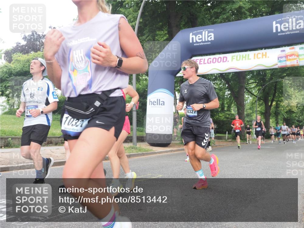 29.06.2025 - hella hamburg halbmarathon KatJ http://msf.ph/oto/8513442 29.06.2025 10:45:26 Zwischen KM18-KM19 2159, 4767, 7189 meine-sportfotos.de