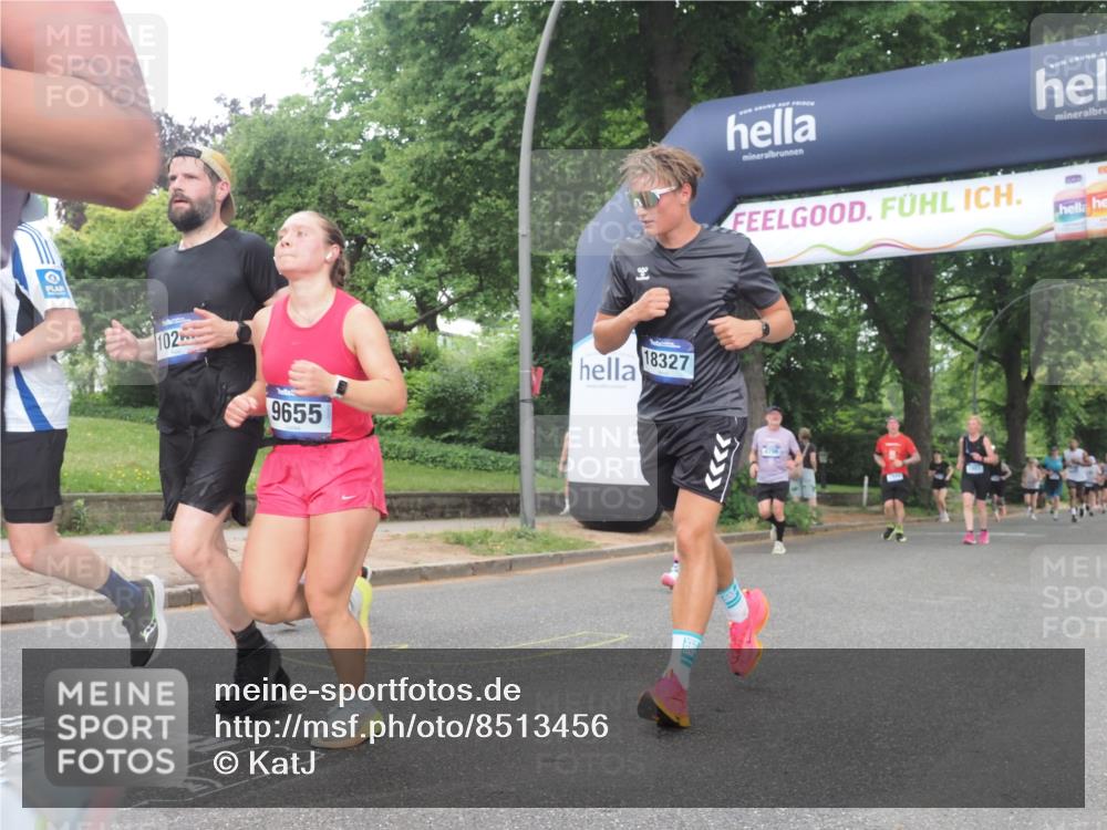 29.06.2025 - hella hamburg halbmarathon KatJ http://msf.ph/oto/8513456 29.06.2025 10:45:26 Zwischen KM18-KM19 2159, 4767, 7189 meine-sportfotos.de