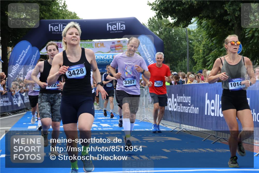 29.06.2025 - hella hamburg halbmarathon Strokosch-Dieckow http://msf.ph/oto/8513954 29.06.2025 11:43:25 Ziel 2031, 3307, 3428, 4855, 6571, 6616, 7118, 7119, 7552, 7589, 7984, 8021, 8300, 8301, 8758, 8865, 8866, 9333, 10145, 11207, 12227, 12298, 12391, 13195, 13330, 13601, 14608, 14851, 15562, 15815, 17684, 18258 meine-sportfotos.de