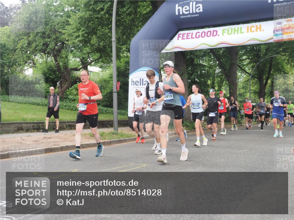29.06.2025 - hella hamburg halbmarathon KatJ http://msf.ph/oto/8514028 29.06.2025 10:45:57 Zwischen KM18-KM19 1285, 2006, 2957 meine-sportfotos.de