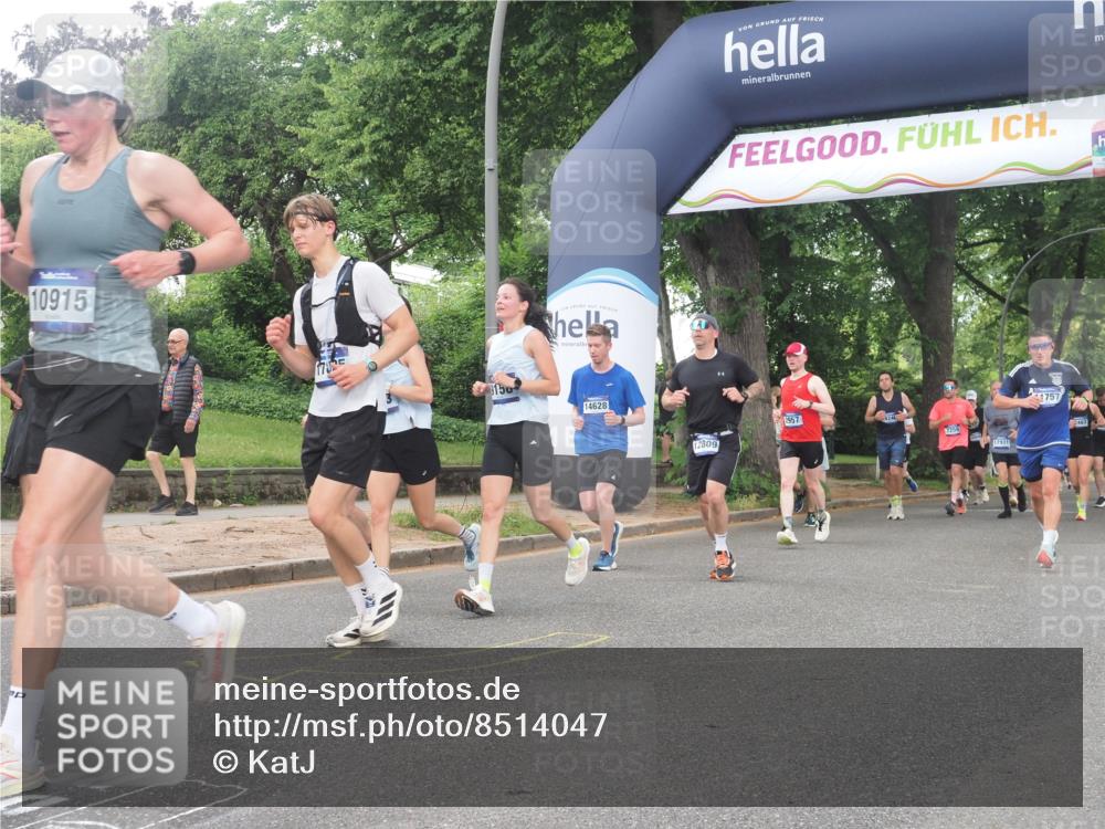 29.06.2025 - hella hamburg halbmarathon KatJ http://msf.ph/oto/8514047 29.06.2025 10:45:58 Zwischen KM18-KM19 1285, 2006, 2957 meine-sportfotos.de