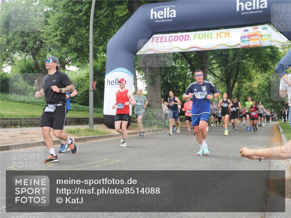 29.06.2025 - hella hamburg halbmarathon KatJ http://msf.ph/oto/8514088 29.06.2025 10:45:59 Zwischen KM18-KM19 1285, 2006, 2957, 7259 meine-sportfotos.de