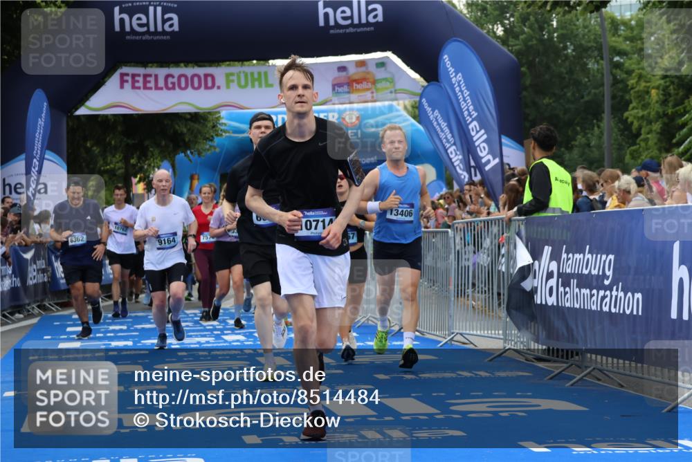 29.06.2025 - hella hamburg halbmarathon Strokosch-Dieckow http://msf.ph/oto/8514484 29.06.2025 11:43:34 Ziel 2572, 6088, 6362, 6616, 7118, 7119, 7552, 7575, 7576, 7984, 8300, 8301, 8865, 8866, 9164, 9432, 10714, 11207, 12227, 12298, 13330, 13406, 15815, 17267 meine-sportfotos.de