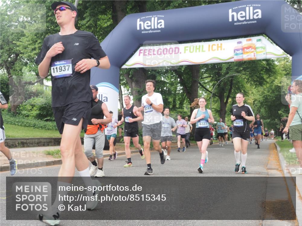 29.06.2025 - hella hamburg halbmarathon KatJ http://msf.ph/oto/8515345 29.06.2025 10:46:45 Zwischen KM18-KM19 2426, 3780, 6327 meine-sportfotos.de
