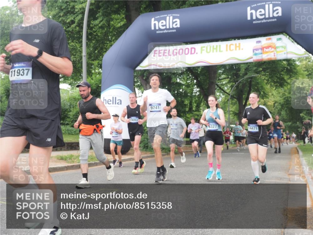 29.06.2025 - hella hamburg halbmarathon KatJ http://msf.ph/oto/8515358 29.06.2025 10:46:45 Zwischen KM18-KM19 2426, 3780, 6327 meine-sportfotos.de
