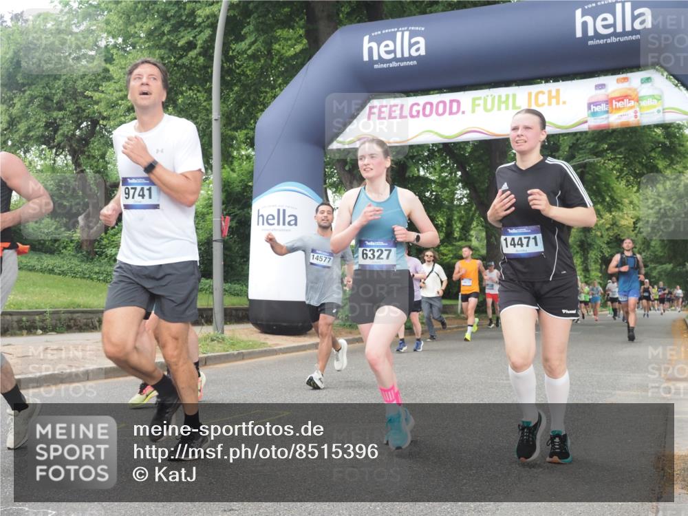 29.06.2025 - hella hamburg halbmarathon KatJ http://msf.ph/oto/8515396 29.06.2025 10:46:46 Zwischen KM18-KM19 2426, 3780, 6327 meine-sportfotos.de