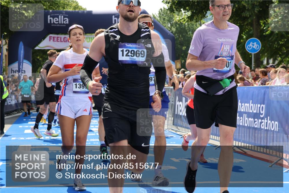 29.06.2025 - hella hamburg halbmarathon Strokosch-Dieckow http://msf.ph/oto/8515677 29.06.2025 11:44:02 Ziel 1465, 1901, 3246, 4260, 4271, 4618, 6876, 7733, 9644, 10626, 10627, 11097, 11260, 11740, 12028, 12969, 13715, 13970, 13971, 14037, 14915, 15039, 16260, 16559, 17666, 17791, 17879, 18864 meine-sportfotos.de