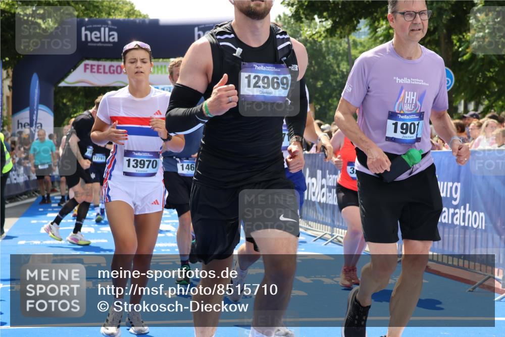 29.06.2025 - hella hamburg halbmarathon Strokosch-Dieckow http://msf.ph/oto/8515710 29.06.2025 11:44:03 Ziel 1465, 1869, 1901, 3246, 4260, 4271, 4618, 6876, 7733, 9644, 10626, 10627, 11097, 11260, 11740, 12028, 12969, 13715, 13970, 13971, 14037, 14406, 14915, 15039, 16260, 16559, 17041, 17666, 17791, 17879, 18864 meine-sportfotos.de