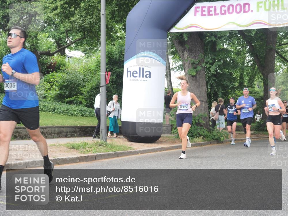 29.06.2025 - hella hamburg halbmarathon KatJ http://msf.ph/oto/8516016 29.06.2025 10:47:12 Zwischen KM18-KM19 5272, 8749 meine-sportfotos.de
