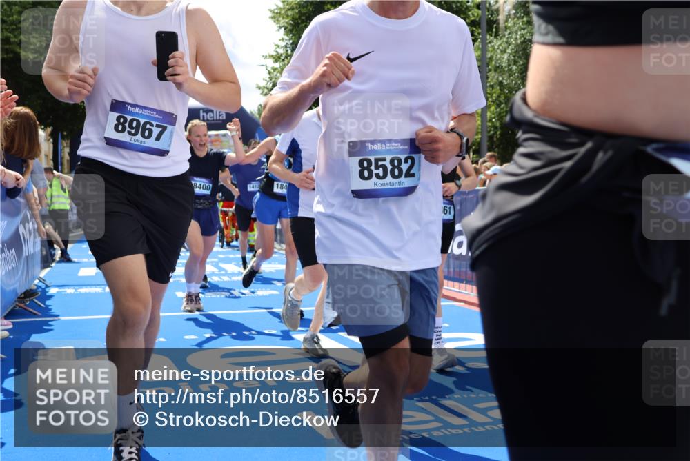 29.06.2025 - hella hamburg halbmarathon Strokosch-Dieckow http://msf.ph/oto/8516557 29.06.2025 11:44:19 Ziel 1337, 1721, 2299, 3607, 3882, 3883, 3884, 4612, 6112, 6137, 6866, 7244, 8582, 8745, 8967, 9455, 10617, 11229, 11479, 11513, 11514, 11550, 11826, 13018, 13030, 13848, 13861, 14127, 14937, 15030, 15452, 15453, 15617, 15618, 15715, 16582, 16706, 17203, 17368, 18400, 18401, 18872, 18888 meine-sportfotos.de