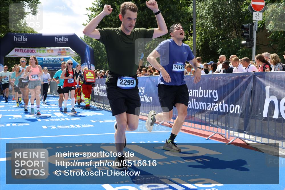 29.06.2025 - hella hamburg halbmarathon Strokosch-Dieckow http://msf.ph/oto/8516616 29.06.2025 11:44:20 Ziel 1337, 1721, 2299, 3607, 3882, 3883, 3884, 4612, 6112, 6866, 7244, 8582, 8745, 8967, 9455, 10617, 11229, 11479, 11513, 11514, 11550, 11826, 13018, 13030, 13848, 13861, 14127, 14937, 15030, 15617, 15618, 15715, 16449, 16450, 16582, 16706, 17203, 17368, 18400, 18401, 18872, 18888 meine-sportfotos.de