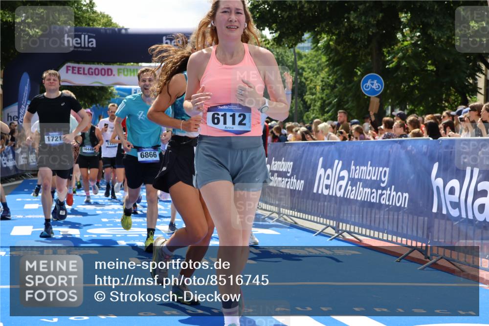 29.06.2025 - hella hamburg halbmarathon Strokosch-Dieckow http://msf.ph/oto/8516745 29.06.2025 11:44:23 Ziel 1337, 1721, 1961, 2299, 3607, 3882, 3883, 3884, 4612, 6112, 6363, 6866, 7431, 8582, 8967, 9009, 10617, 11229, 11513, 11514, 11550, 11826, 12318, 12409, 13018, 13030, 13577, 13848, 13861, 14127, 15617, 15618, 15715, 16449, 16450, 16582, 16706, 16782, 17203, 17368, 18400, 18401, 18872, 18888 meine-sportfotos.de