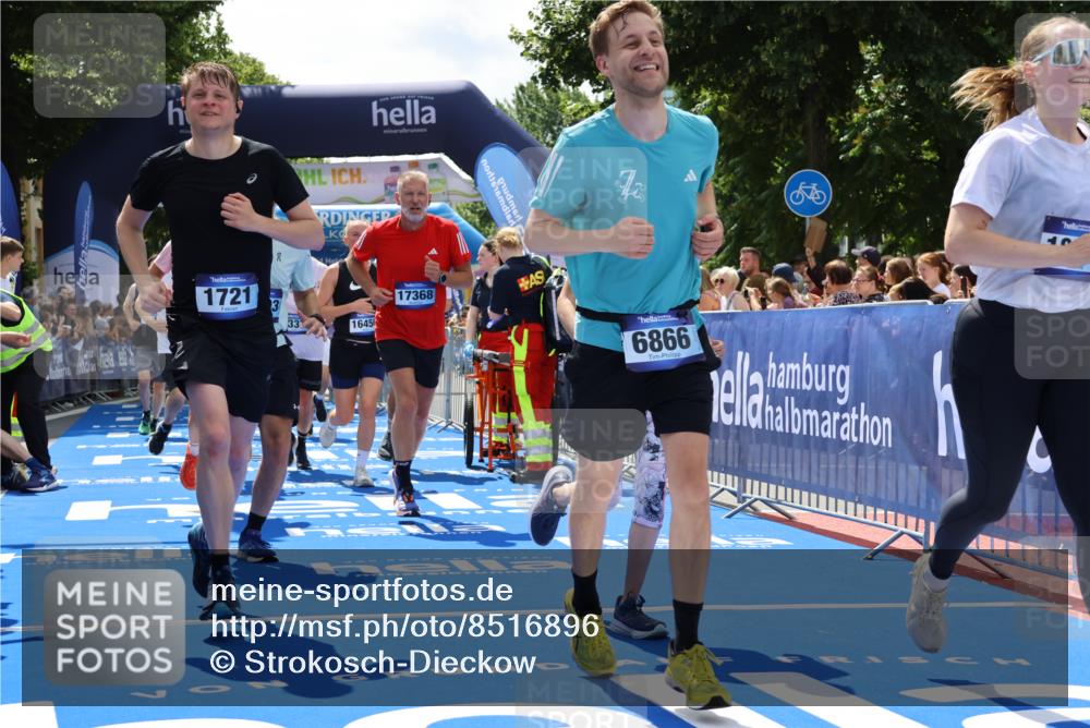 29.06.2025 - hella hamburg halbmarathon Strokosch-Dieckow http://msf.ph/oto/8516896 29.06.2025 11:44:24 Ziel 1337, 1721, 1961, 2299, 3607, 3882, 3883, 3884, 4612, 6112, 6363, 6866, 7431, 8582, 8967, 9009, 10617, 11229, 11513, 11826, 12318, 12409, 13018, 13030, 13577, 13848, 13861, 14127, 15617, 15618, 15715, 16449, 16450, 16582, 16706, 16782, 17203, 17368, 18400, 18401, 18872, 18888 meine-sportfotos.de
