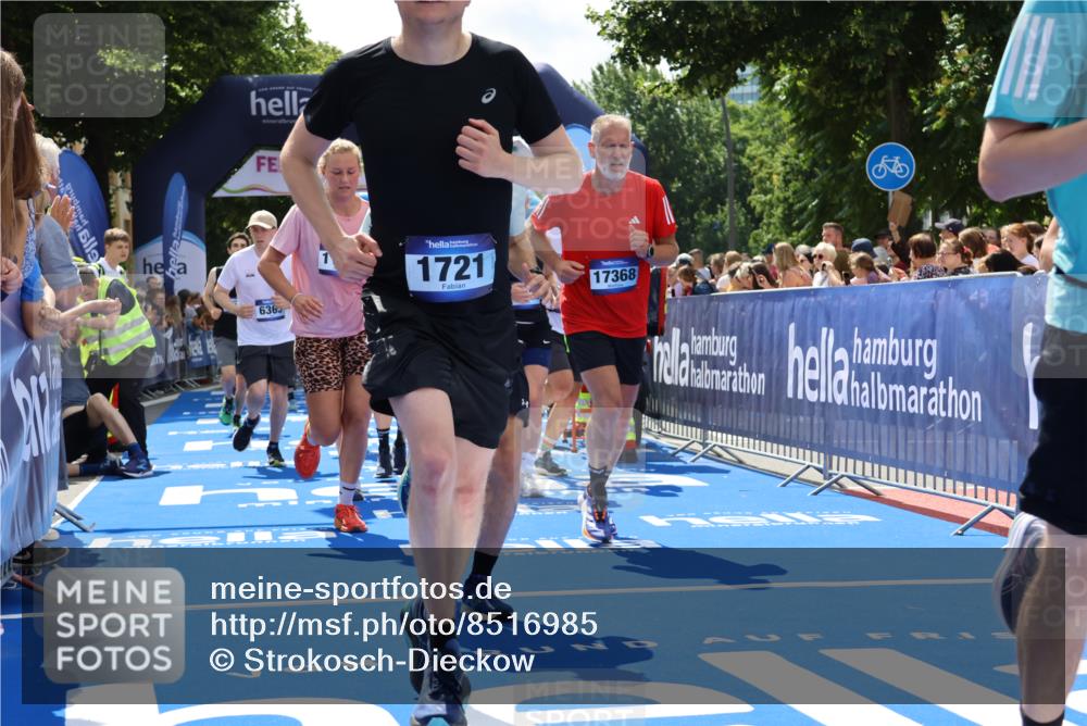 29.06.2025 - hella hamburg halbmarathon Strokosch-Dieckow http://msf.ph/oto/8516985 29.06.2025 11:44:25 Ziel 1337, 1721, 1961, 2299, 3607, 3883, 3884, 4612, 6112, 6363, 6866, 7431, 8582, 9009, 10617, 11229, 11826, 12318, 12409, 13018, 13577, 13848, 14127, 15617, 15618, 15715, 16449, 16450, 16706, 16782, 17203, 17368, 18400, 18401, 18872, 18888 meine-sportfotos.de