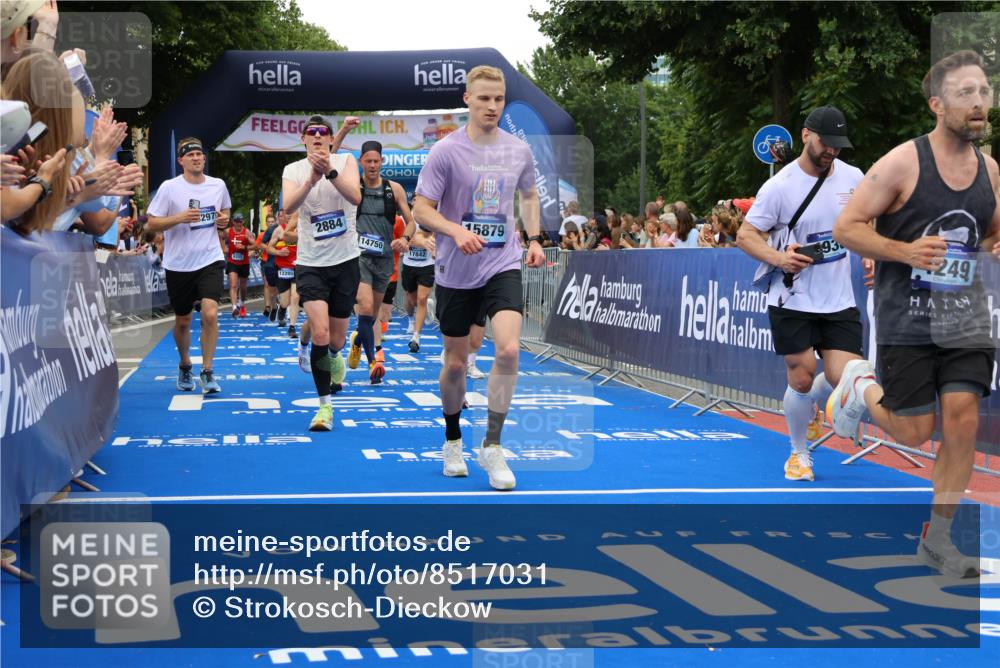 29.06.2025 - hella hamburg halbmarathon Strokosch-Dieckow http://msf.ph/oto/8517031 29.06.2025 10:55:02 Ziel 2448, 2884, 3041, 3652, 3791, 3945, 4249, 4616, 4938, 5020, 6355, 6433, 8514, 8691, 8698, 9060, 9361, 9380, 10191, 10192, 10266, 11333, 11747, 11976, 12248, 12961, 13297, 13988, 14638, 14750, 14845, 14948, 15126, 15156, 15879, 16047, 16108, 16630, 17803, 17842, 18181, 18325 meine-sportfotos.de