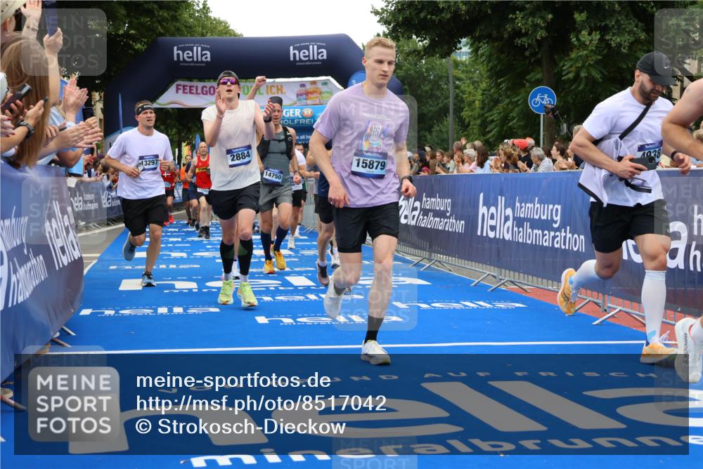 29.06.2025 - hella hamburg halbmarathon Strokosch-Dieckow http://msf.ph/oto/8517042 29.06.2025 10:55:02 Ziel 2448, 2884, 3041, 3652, 3791, 3945, 4249, 4616, 4938, 5020, 6355, 6433, 8514, 8691, 8698, 9060, 9361, 9380, 10191, 10192, 10266, 11333, 11747, 11976, 12248, 12961, 13297, 13988, 14638, 14750, 14845, 14948, 15126, 15156, 15879, 16047, 16108, 16630, 17803, 17842, 18181, 18325 meine-sportfotos.de