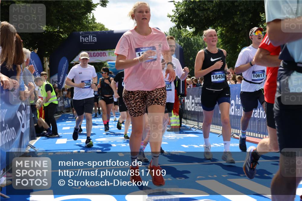 29.06.2025 - hella hamburg halbmarathon Strokosch-Dieckow http://msf.ph/oto/8517109 29.06.2025 11:44:26 Ziel 1337, 1721, 1961, 2299, 3607, 3884, 4612, 6112, 6250, 6363, 6866, 7431, 8582, 9009, 10617, 11229, 11826, 12318, 12409, 13018, 13577, 14127, 15715, 16449, 16450, 16782, 17203, 17368, 18400, 18401, 18872, 18888 meine-sportfotos.de
