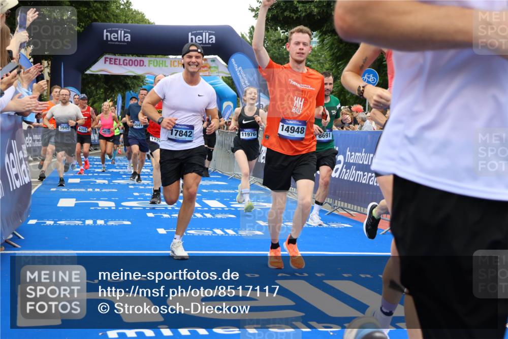 29.06.2025 - hella hamburg halbmarathon Strokosch-Dieckow http://msf.ph/oto/8517117 29.06.2025 10:55:05 Ziel 1549, 1628, 2119, 2448, 2884, 3041, 3652, 3791, 3945, 4249, 4616, 4903, 4938, 5020, 6355, 6433, 8691, 8698, 9060, 9361, 9380, 10191, 10192, 10582, 11333, 11747, 11976, 12248, 12961, 13297, 14750, 14834, 14948, 15126, 15854, 15879, 16108, 16630, 17803, 17842, 18031, 18181, 18966 meine-sportfotos.de