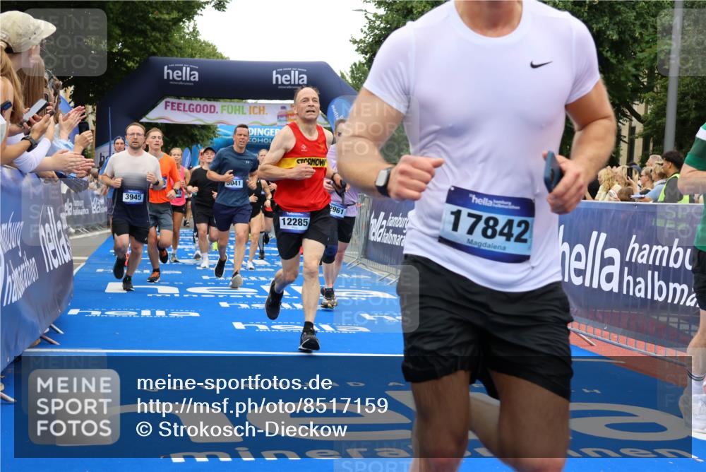 29.06.2025 - hella hamburg halbmarathon Strokosch-Dieckow http://msf.ph/oto/8517159 29.06.2025 10:55:06 Ziel 1549, 1628, 2119, 2448, 2884, 3041, 3791, 3945, 4249, 4616, 4903, 4938, 6355, 8691, 8973, 9060, 9361, 9380, 10188, 10191, 10192, 10582, 11333, 11747, 11976, 12248, 12961, 13297, 14750, 14834, 14948, 15126, 15854, 15879, 16108, 16630, 17803, 17842, 18031, 18966 meine-sportfotos.de