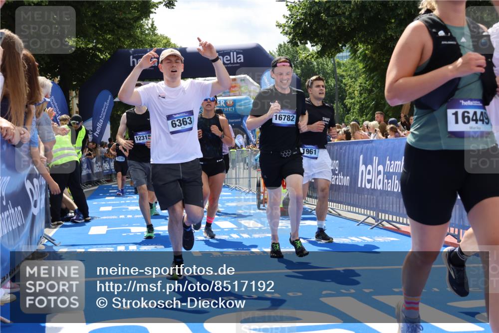 29.06.2025 - hella hamburg halbmarathon Strokosch-Dieckow http://msf.ph/oto/8517192 29.06.2025 11:44:27 Ziel 1337, 1721, 1961, 2299, 3607, 3884, 4612, 6112, 6250, 6363, 6866, 7350, 7431, 9009, 10617, 11087, 11229, 12318, 12409, 13018, 13577, 14127, 15715, 16449, 16450, 16782, 17203, 17368, 18872 meine-sportfotos.de
