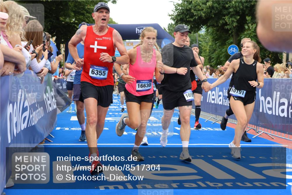 29.06.2025 - hella hamburg halbmarathon Strokosch-Dieckow http://msf.ph/oto/8517304 29.06.2025 10:55:09 Ziel 1549, 1628, 2119, 2448, 2884, 3041, 3791, 3945, 4903, 6355, 6891, 8691, 8973, 9060, 9361, 9380, 10188, 10191, 10192, 10263, 10582, 11333, 11747, 11976, 12248, 12961, 13297, 14750, 14834, 14948, 15854, 16108, 16521, 16630, 17803, 17842, 18031, 18966 meine-sportfotos.de