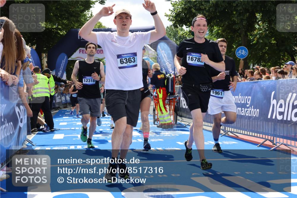 29.06.2025 - hella hamburg halbmarathon Strokosch-Dieckow http://msf.ph/oto/8517316 29.06.2025 11:44:28 Ziel 1337, 1721, 1961, 3607, 3884, 4612, 5229, 5876, 6112, 6250, 6363, 6866, 7350, 7431, 9009, 10617, 11087, 11229, 12318, 12409, 13577, 15715, 16449, 16450, 16782, 17203, 17368, 18872 meine-sportfotos.de