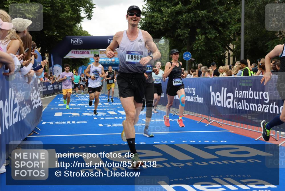 29.06.2025 - hella hamburg halbmarathon Strokosch-Dieckow http://msf.ph/oto/8517338 29.06.2025 10:55:12 Ziel 1549, 1628, 2119, 2448, 3041, 3945, 4903, 5643, 6355, 6723, 6891, 8973, 9361, 9380, 10188, 10191, 10192, 10263, 10582, 11184, 11747, 11976, 12248, 12526, 12961, 13470, 14834, 15854, 16108, 16521, 16630, 18031, 18290, 18380, 18531, 18966 meine-sportfotos.de