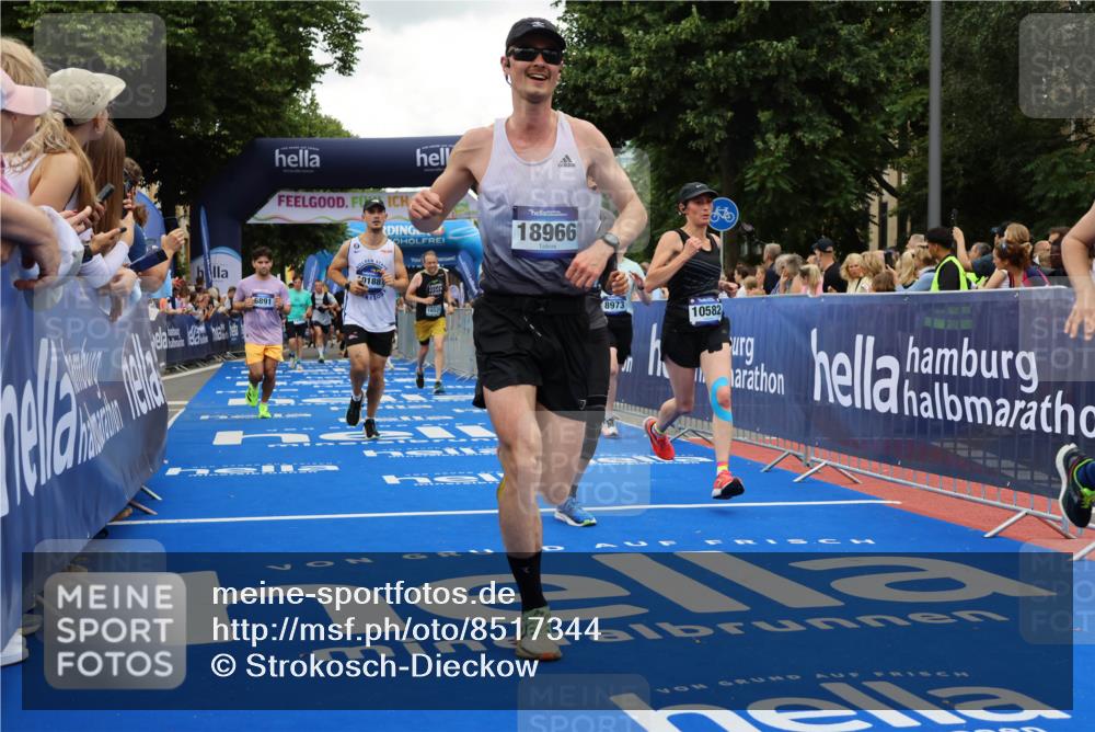 29.06.2025 - hella hamburg halbmarathon Strokosch-Dieckow http://msf.ph/oto/8517344 29.06.2025 10:55:12 Ziel 1549, 1628, 2119, 2448, 3041, 3945, 4903, 5643, 6355, 6723, 6891, 8973, 9361, 9380, 10188, 10191, 10192, 10263, 10582, 11184, 11747, 11976, 12248, 12526, 12961, 13470, 14834, 15854, 16108, 16521, 16630, 18031, 18290, 18380, 18531, 18966 meine-sportfotos.de