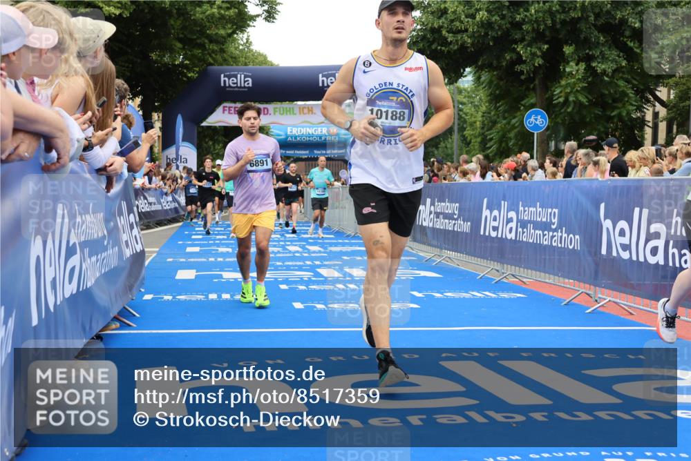 29.06.2025 - hella hamburg halbmarathon Strokosch-Dieckow http://msf.ph/oto/8517359 29.06.2025 10:55:14 Ziel 1549, 1628, 2119, 2448, 3041, 3945, 4189, 4903, 5643, 6355, 6723, 6891, 8487, 8973, 9361, 10188, 10191, 10192, 10263, 10582, 11184, 11747, 12248, 12526, 12961, 13236, 13470, 14834, 15854, 16108, 16521, 16985, 18031, 18290, 18380, 18531, 18966 meine-sportfotos.de
