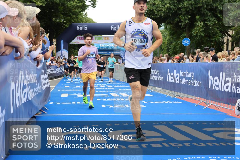 29.06.2025 - hella hamburg halbmarathon Strokosch-Dieckow http://msf.ph/oto/8517366 29.06.2025 10:55:14 Ziel 1549, 1628, 2119, 2448, 3041, 3945, 4189, 4903, 5643, 6355, 6723, 6891, 8487, 8973, 9361, 10188, 10191, 10192, 10263, 10582, 11184, 11747, 12248, 12526, 12961, 13236, 13470, 14834, 15854, 16108, 16521, 16985, 18031, 18290, 18380, 18531, 18966 meine-sportfotos.de