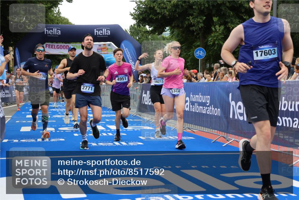 29.06.2025 - hella hamburg halbmarathon Strokosch-Dieckow http://msf.ph/oto/8517592 29.06.2025 10:55:25 Ziel 1130, 2252, 2771, 4189, 4951, 5287, 5319, 5643, 6591, 6938, 8487, 11184, 11554, 12526, 12544, 12584, 13234, 13236, 13267, 13470, 14036, 14592, 16213, 16334, 16609, 16985, 17603, 17940, 18290, 18380, 18531 meine-sportfotos.de