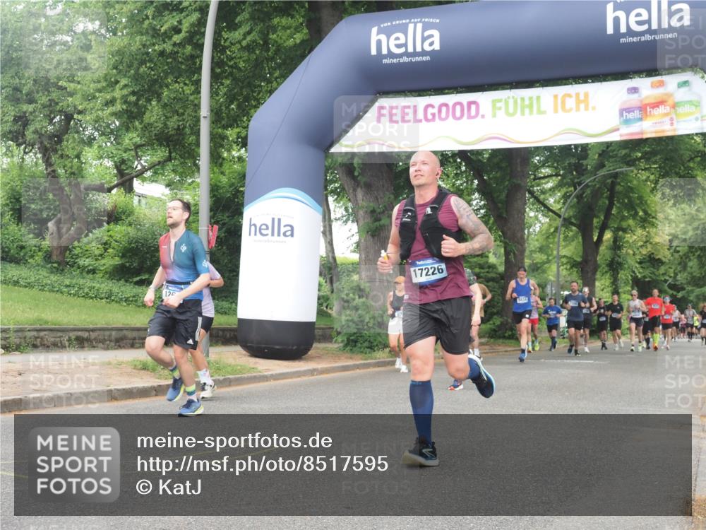29.06.2025 - hella hamburg halbmarathon KatJ http://msf.ph/oto/8517595 29.06.2025 10:48:09 Zwischen KM18-KM19 1264, 7049, 8721 meine-sportfotos.de