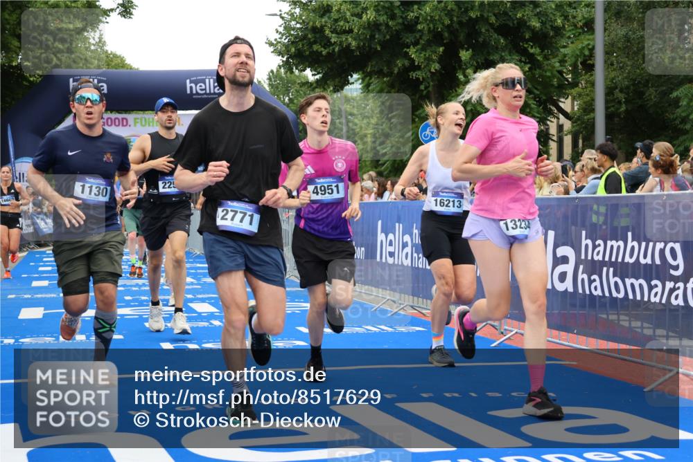 29.06.2025 - hella hamburg halbmarathon Strokosch-Dieckow http://msf.ph/oto/8517629 29.06.2025 10:55:26 Ziel 1130, 2252, 2771, 4189, 4951, 5287, 5319, 6591, 6938, 8487, 8573, 11554, 12526, 12544, 12584, 13234, 13236, 13267, 14036, 14592, 16213, 16334, 16609, 16985, 17603, 17940, 18290 meine-sportfotos.de