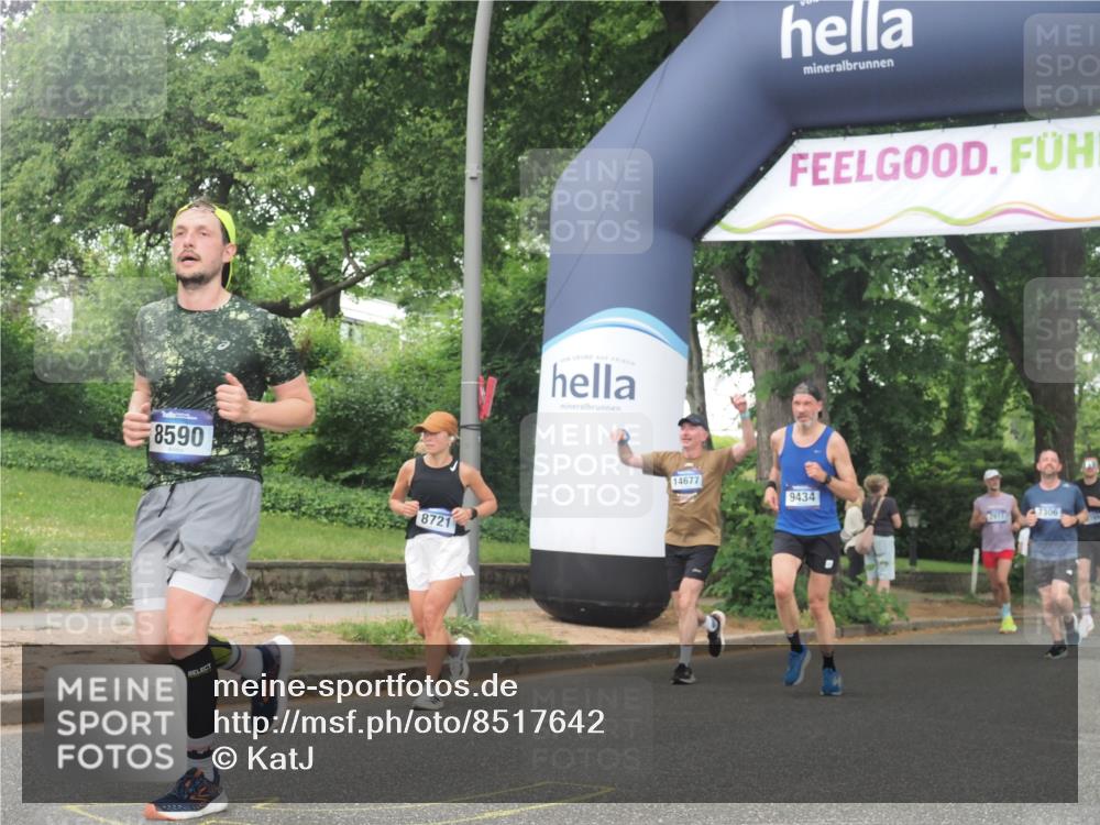 29.06.2025 - hella hamburg halbmarathon KatJ http://msf.ph/oto/8517642 29.06.2025 10:48:12 Zwischen KM18-KM19 1264, 8590, 8721 meine-sportfotos.de