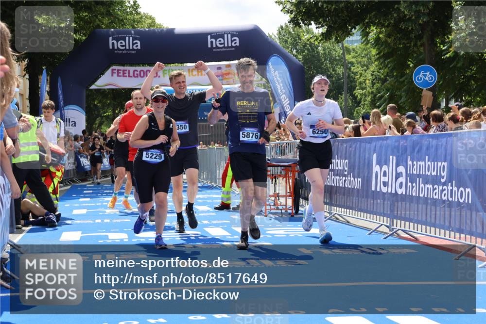 29.06.2025 - hella hamburg halbmarathon Strokosch-Dieckow http://msf.ph/oto/8517649 29.06.2025 11:44:32 Ziel 1337, 1721, 1961, 5229, 5370, 5876, 6250, 6363, 7350, 7431, 9009, 10617, 11087, 11229, 12318, 12409, 13577, 13600, 13602, 16449, 16450, 16782, 17203, 17368 meine-sportfotos.de