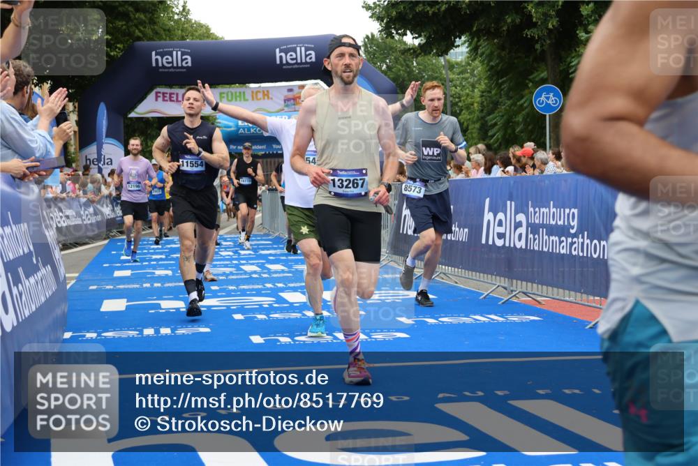 29.06.2025 - hella hamburg halbmarathon Strokosch-Dieckow http://msf.ph/oto/8517769 29.06.2025 10:55:31 Ziel 1120, 1130, 2252, 2771, 2955, 2982, 3037, 4951, 5319, 6591, 6938, 8573, 11039, 11554, 11568, 12196, 12515, 12544, 12584, 13234, 13267, 14036, 14592, 15896, 16110, 16213, 16334, 16609, 17603, 17615, 18064 meine-sportfotos.de