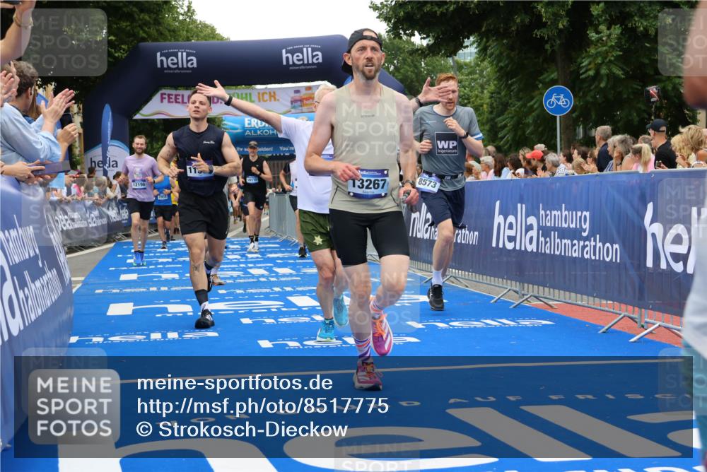 29.06.2025 - hella hamburg halbmarathon Strokosch-Dieckow http://msf.ph/oto/8517775 29.06.2025 10:55:32 Ziel 1120, 2252, 2771, 2955, 2982, 3037, 4897, 4951, 5319, 6591, 8573, 11039, 11554, 11568, 12196, 12515, 12544, 12584, 13234, 13267, 14036, 14592, 15896, 16110, 16213, 16334, 16609, 17615, 18064 meine-sportfotos.de