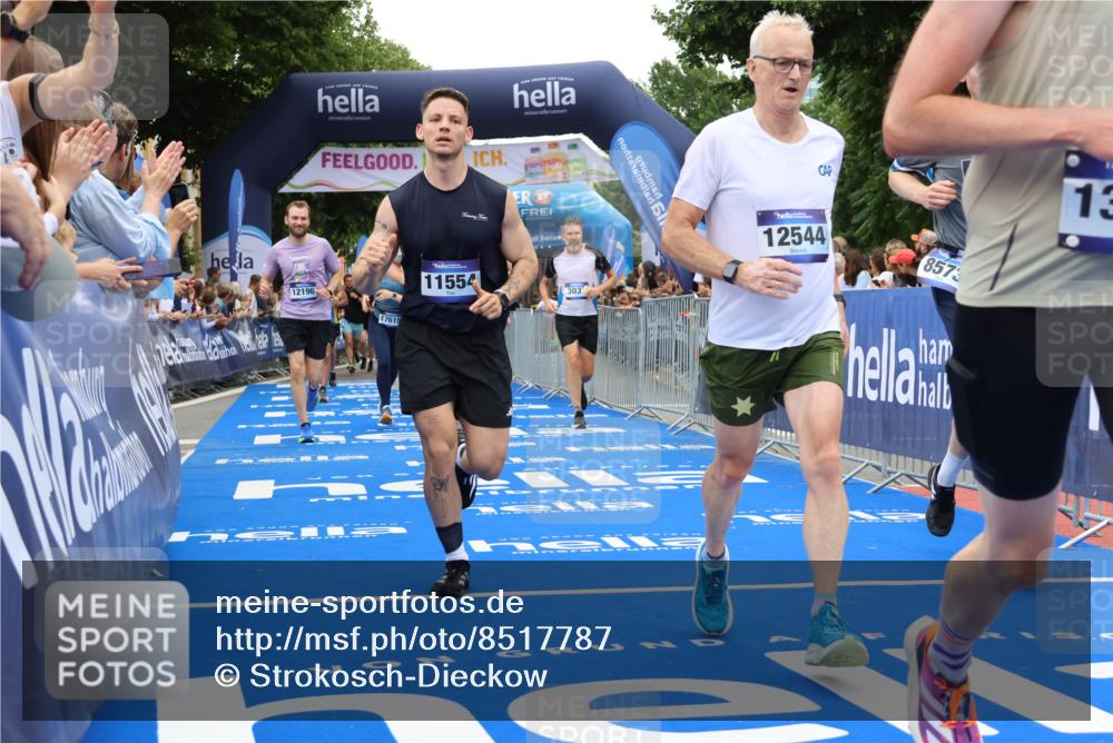 29.06.2025 - hella hamburg halbmarathon Strokosch-Dieckow http://msf.ph/oto/8517787 29.06.2025 10:55:32 Ziel 1120, 2252, 2771, 2955, 2982, 3037, 4897, 4951, 5319, 6591, 8573, 11039, 11554, 11568, 12196, 12515, 12544, 12584, 13234, 13267, 14036, 14592, 15896, 16110, 16213, 16334, 16609, 17615, 18064 meine-sportfotos.de