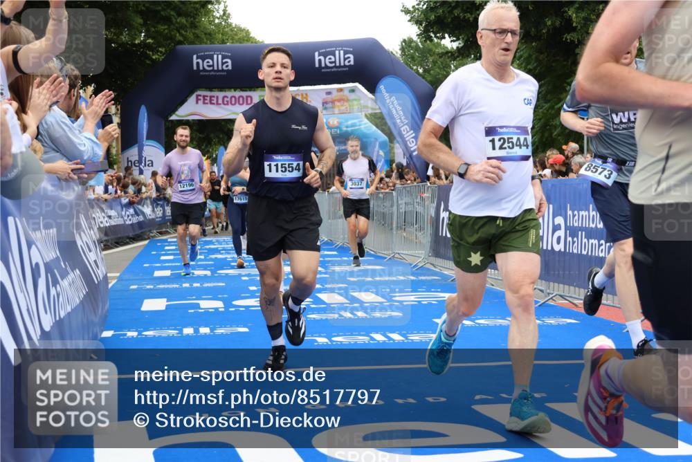 29.06.2025 - hella hamburg halbmarathon Strokosch-Dieckow http://msf.ph/oto/8517797 29.06.2025 10:55:32 Ziel 1120, 2252, 2771, 2955, 2982, 3037, 4897, 4951, 5319, 6591, 8573, 11039, 11554, 11568, 12196, 12515, 12544, 12584, 13234, 13267, 14036, 14592, 15896, 16110, 16213, 16334, 16609, 17615, 18064 meine-sportfotos.de