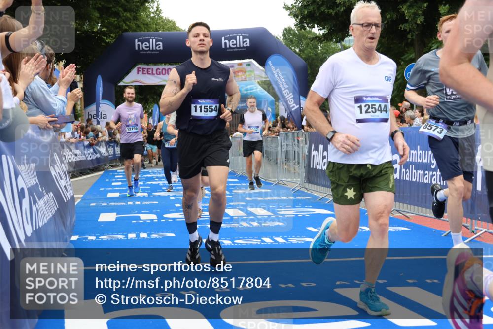29.06.2025 - hella hamburg halbmarathon Strokosch-Dieckow http://msf.ph/oto/8517804 29.06.2025 10:55:32 Ziel 1120, 2252, 2771, 2955, 2982, 3037, 4897, 4951, 5319, 6591, 8573, 11039, 11554, 11568, 12196, 12515, 12544, 12584, 13234, 13267, 14036, 14592, 15896, 16110, 16213, 16334, 16609, 17615, 18064 meine-sportfotos.de