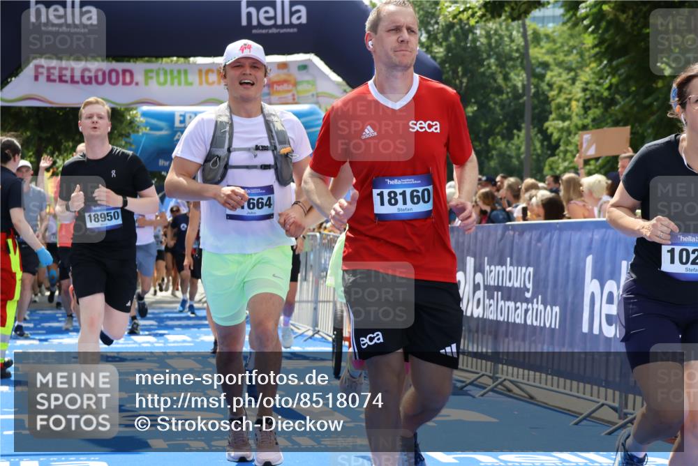 29.06.2025 - hella hamburg halbmarathon Strokosch-Dieckow http://msf.ph/oto/8518074 29.06.2025 11:44:45 Ziel 4752, 4756, 5370, 5564, 7205, 7206, 9946, 10269, 11664, 13060, 13495, 15106, 15669, 15852, 16577, 18160, 18544, 18950 meine-sportfotos.de
