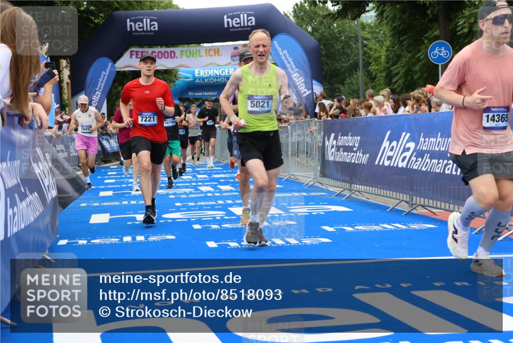 29.06.2025 - hella hamburg halbmarathon Strokosch-Dieckow http://msf.ph/oto/8518093 29.06.2025 10:55:44 Ziel 1120, 1143, 1179, 1834, 2612, 2955, 3256, 3668, 4897, 5021, 6569, 6924, 7221, 7976, 8255, 8618, 10212, 11039, 12483, 12515, 12858, 13474, 14365, 14909, 15896, 16401, 16434, 16786, 18064, 18125, 18190, 18867, 19047 meine-sportfotos.de