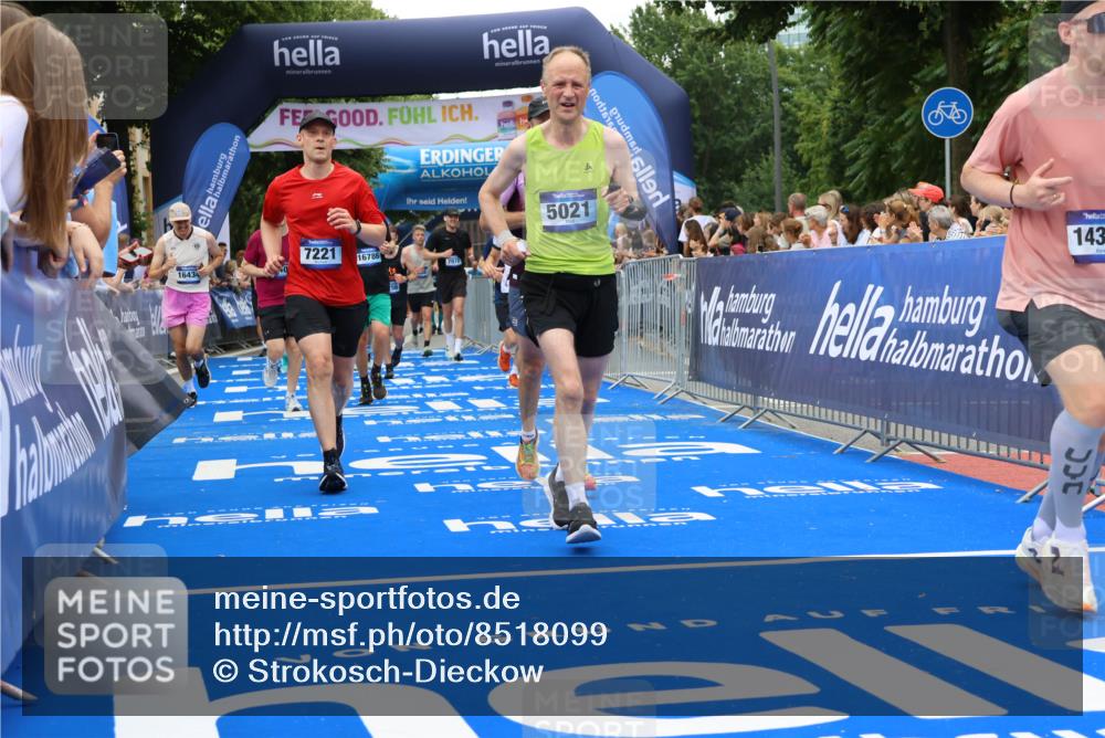 29.06.2025 - hella hamburg halbmarathon Strokosch-Dieckow http://msf.ph/oto/8518099 29.06.2025 10:55:44 Ziel 1120, 1143, 1179, 1834, 2612, 2955, 3256, 3668, 4897, 5021, 6569, 6924, 7221, 7976, 8255, 8618, 10212, 11039, 12483, 12515, 12858, 13474, 14365, 14909, 15896, 16401, 16434, 16786, 18064, 18125, 18190, 18867, 19047 meine-sportfotos.de